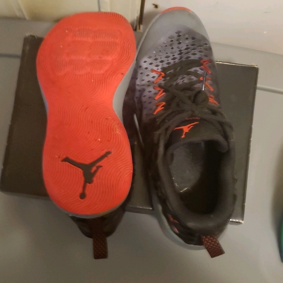 Men Jordan Sneakers - Picture 3 of 3